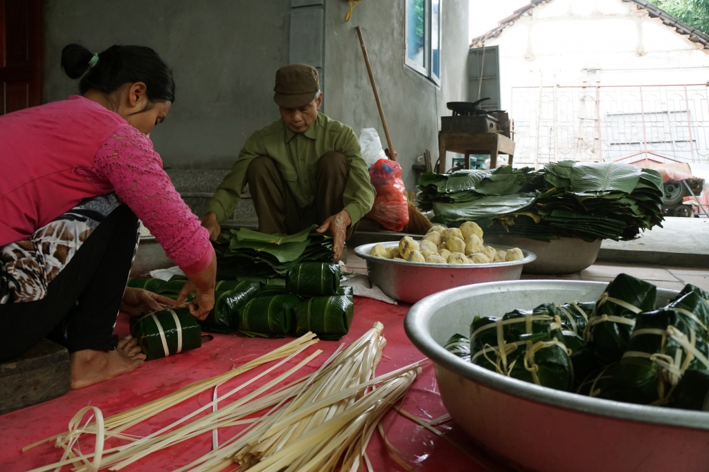den tham ngoi lang ma moi nha deu goi ca van chiec banh chung dip tet