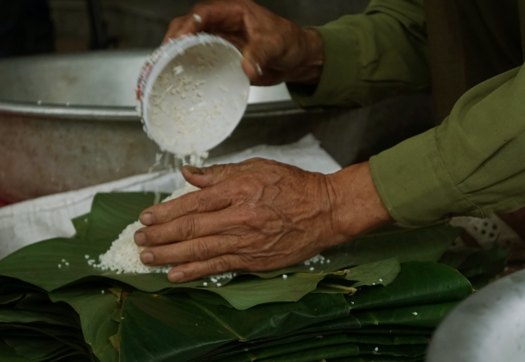 den tham ngoi lang ma moi nha deu goi ca van chiec banh chung dip tet