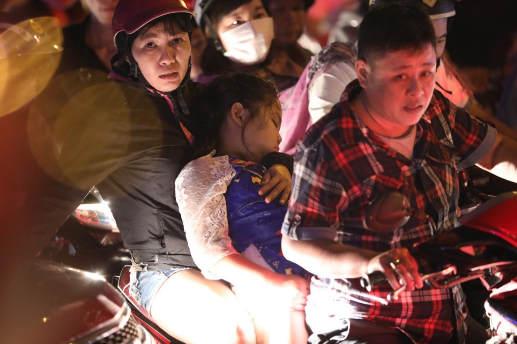 nguoi sai gon ngu gat giua dong xe ket cung 1h sang 1 1