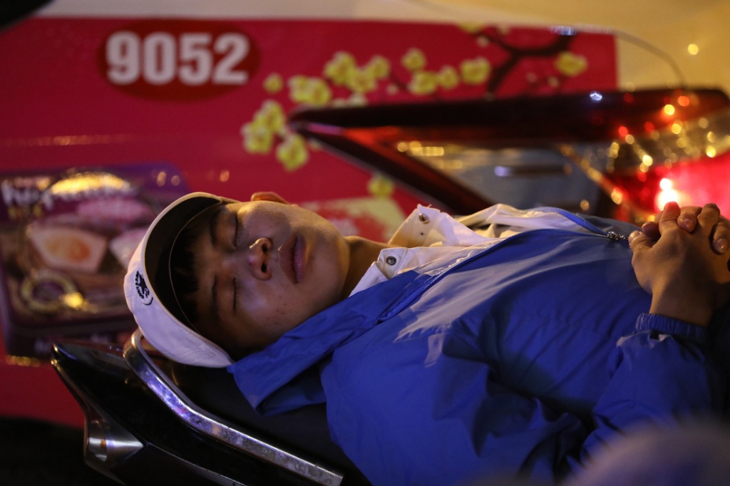 nguoi sai gon ngu gat giua dong xe ket cung 1h sang 1 1