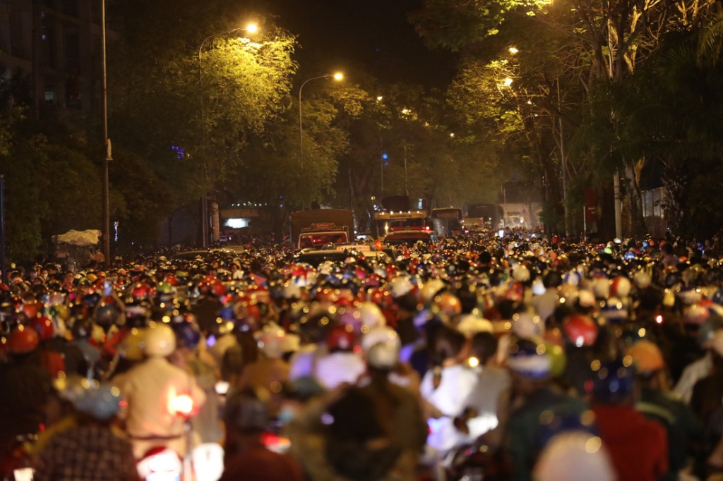 nguoi sai gon ngu gat giua dong xe ket cung 1h sang 1 1