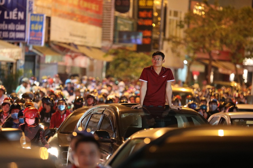 nguoi sai gon ngu gat giua dong xe ket cung 1h sang 1 1