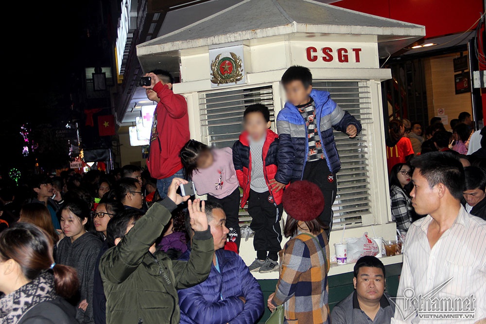 vat veo tren cay leo noc nha ve sinh don giao thua