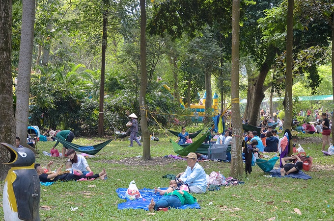 du khach mac leu trai chieu ngu la liet trong cong vien o sai gon
