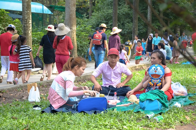 du khach mac leu trai chieu ngu la liet trong cong vien o sai gon