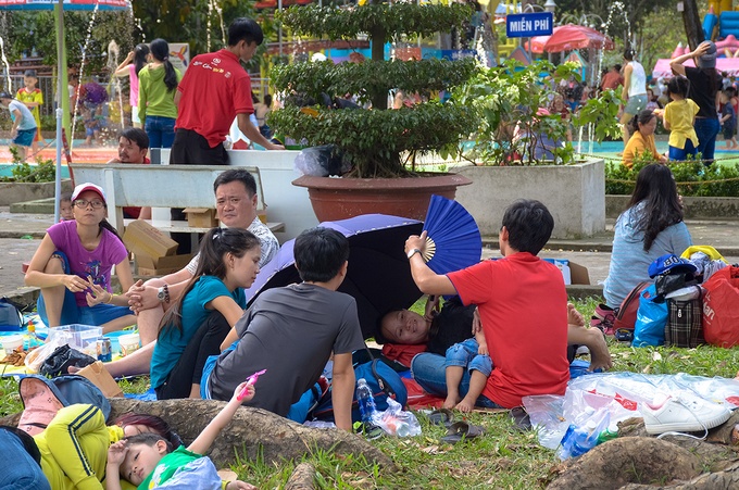 du khach mac leu trai chieu ngu la liet trong cong vien o sai gon