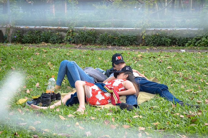 du khach mac leu trai chieu ngu la liet trong cong vien o sai gon