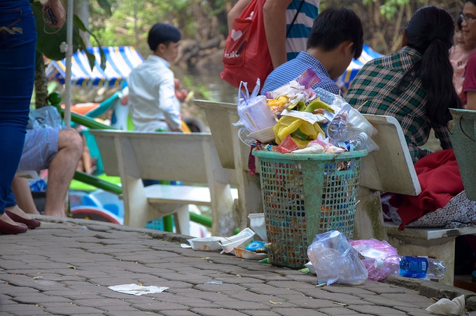 du khach mac leu trai chieu ngu la liet trong cong vien o sai gon