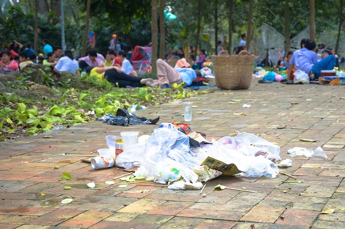 du khach mac leu trai chieu ngu la liet trong cong vien o sai gon