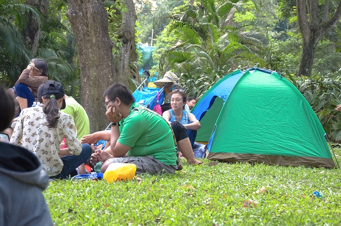 du khach mac leu trai chieu ngu la liet trong cong vien o sai gon