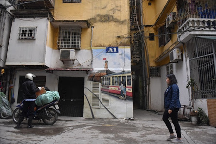 ha noi tau dien leng keng bat ngo tai hien trong khu tap the cu