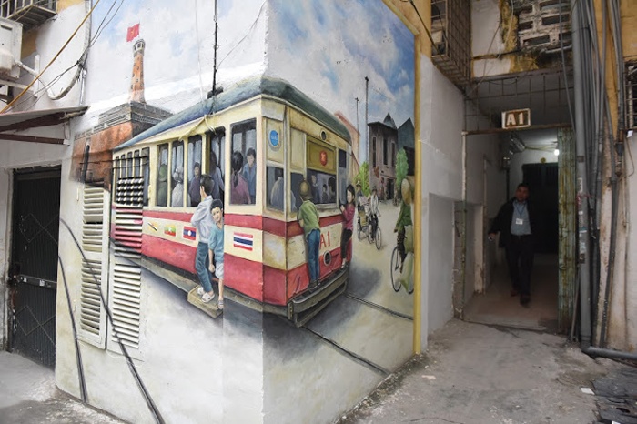 ha noi tau dien leng keng bat ngo tai hien trong khu tap the cu