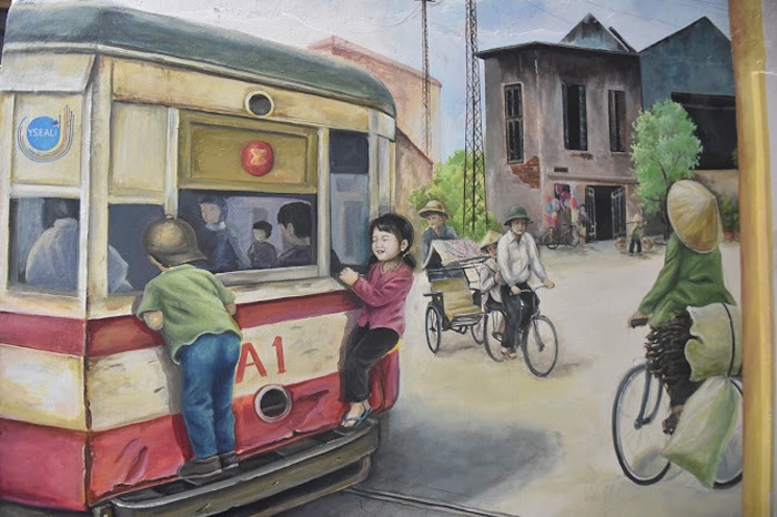 ha noi tau dien leng keng bat ngo tai hien trong khu tap the cu