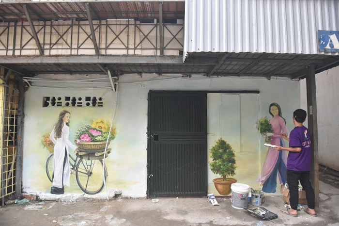 ha noi tau dien leng keng bat ngo tai hien trong khu tap the cu