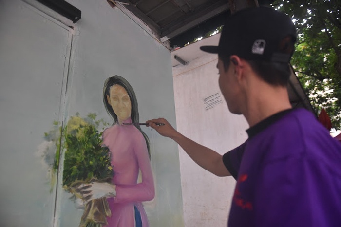 ha noi tau dien leng keng bat ngo tai hien trong khu tap the cu