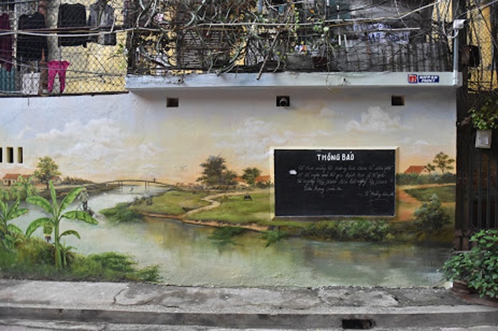 ha noi tau dien leng keng bat ngo tai hien trong khu tap the cu