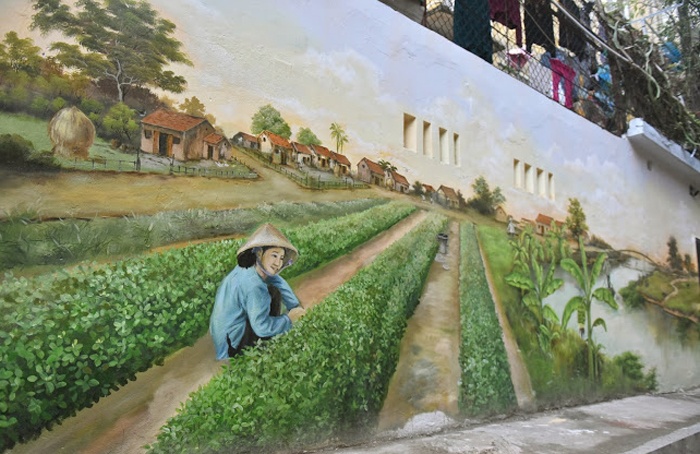 ha noi tau dien leng keng bat ngo tai hien trong khu tap the cu