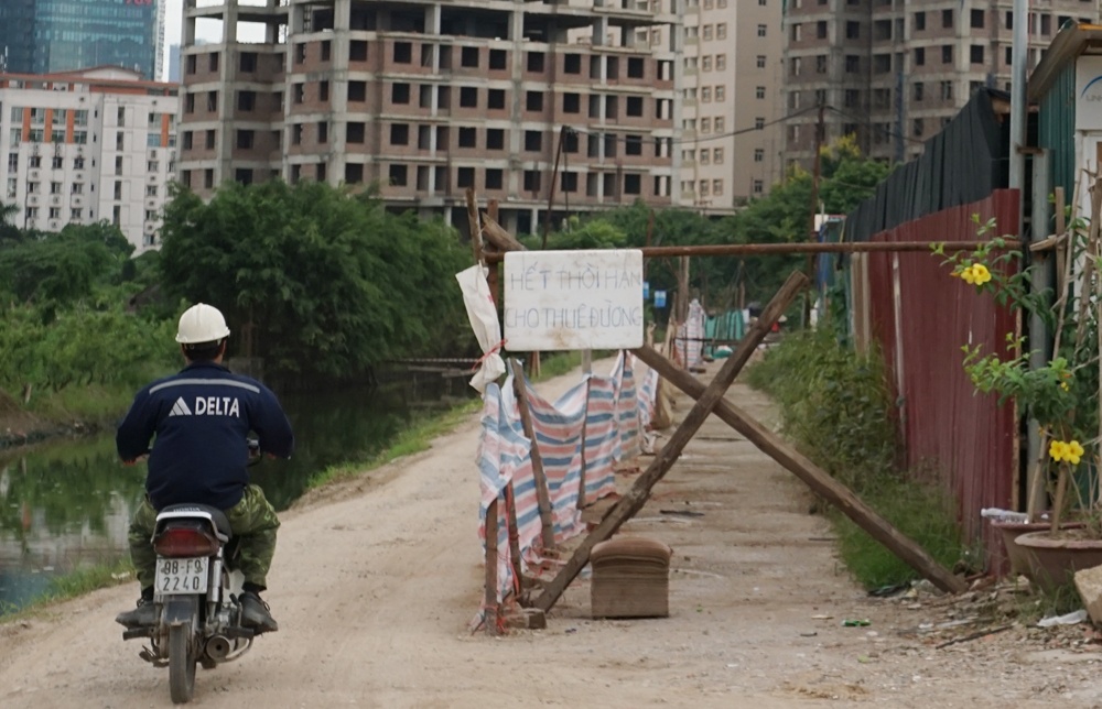 'Vượt bùn lầy' để về chung cư tiền tỷ giữa Thủ đô vuot bun lay de ve chung cu tien ty giua thu do