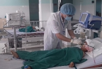 o to dam nguoi phu nu di xe dap tu vong roi lao vao goc cay ven duong