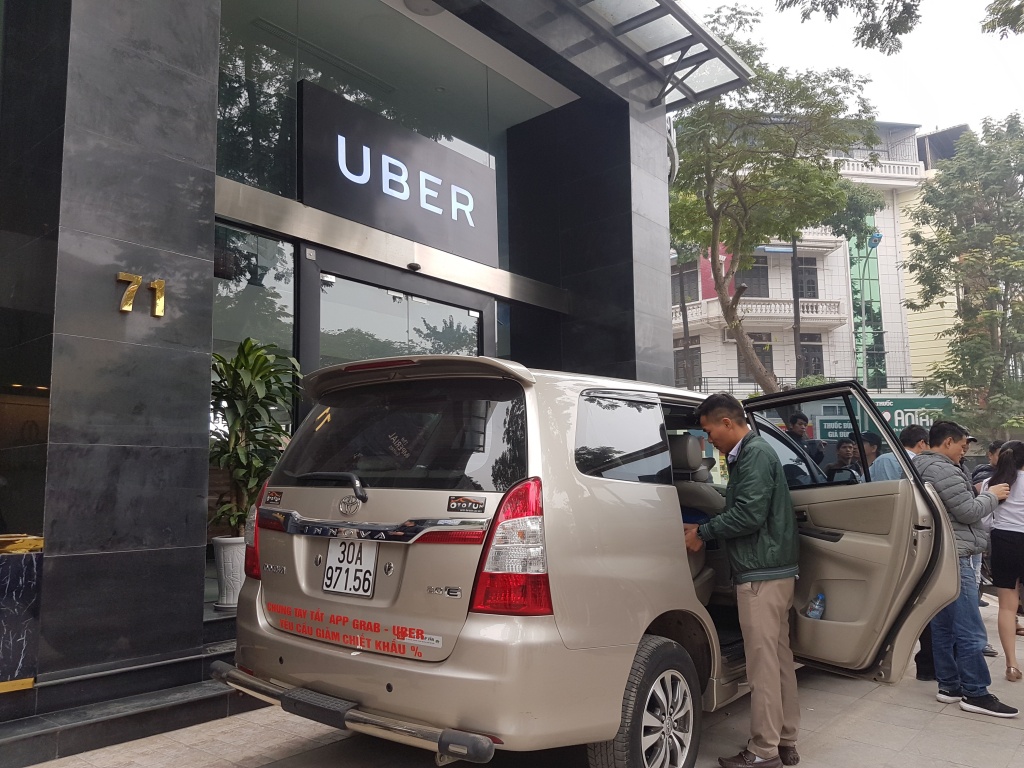 tai xe dung o to chan cua trung tam ho tro cua uber doi giam chiet khau