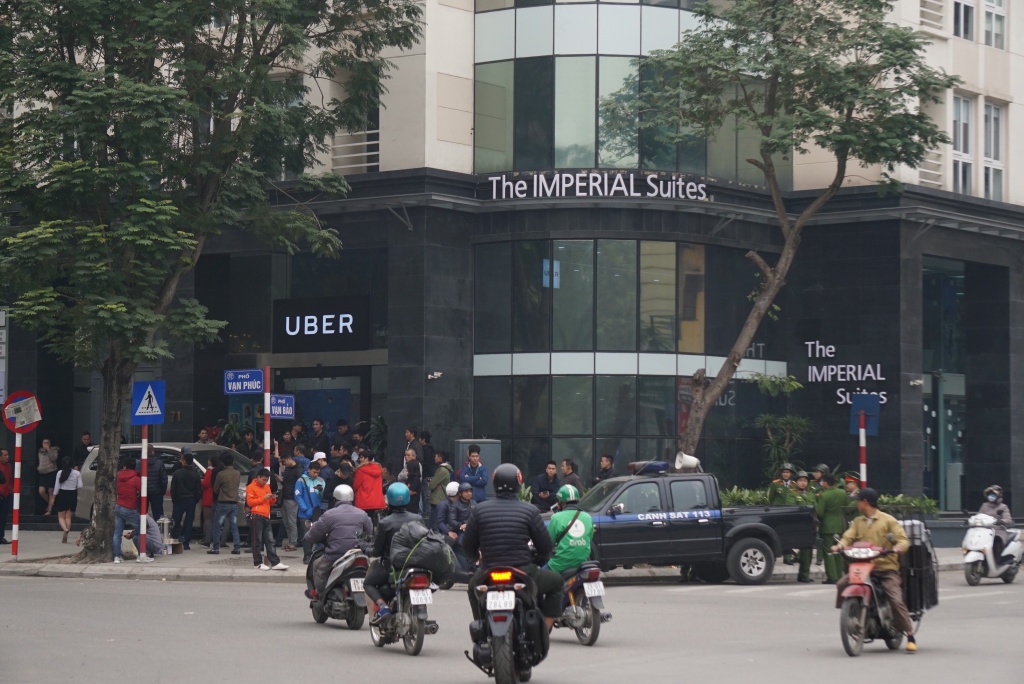 tai xe dung o to chan cua trung tam ho tro cua uber doi giam chiet khau
