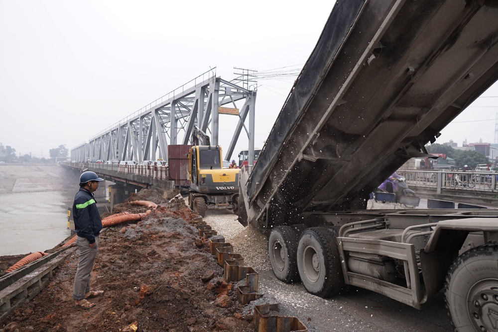 Mố cầu Đuống và nhiều nhà ven sông nứt toác: Sau 3 tháng mới bắt đầu được xử lý mo cau duong va nhieu nha ven song nut toac sau 3 thang moi bat dau duoc xu ly