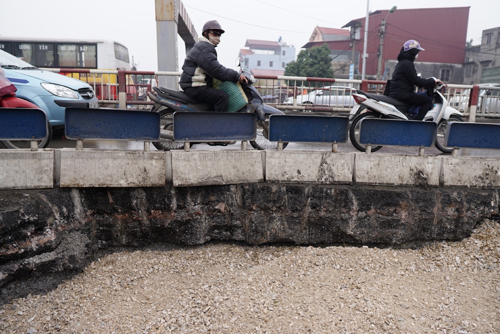 Mố cầu Đuống và nhiều nhà ven sông nứt toác: Sau 3 tháng mới bắt đầu được xử lý mo cau duong va nhieu nha ven song nut toac sau 3 thang moi bat dau duoc xu ly
