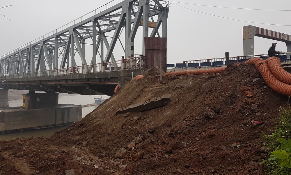 Mố cầu Đuống và nhiều nhà ven sông nứt toác: Sau 3 tháng mới bắt đầu được xử lý mo cau duong va nhieu nha ven song nut toac sau 3 thang moi bat dau duoc xu ly