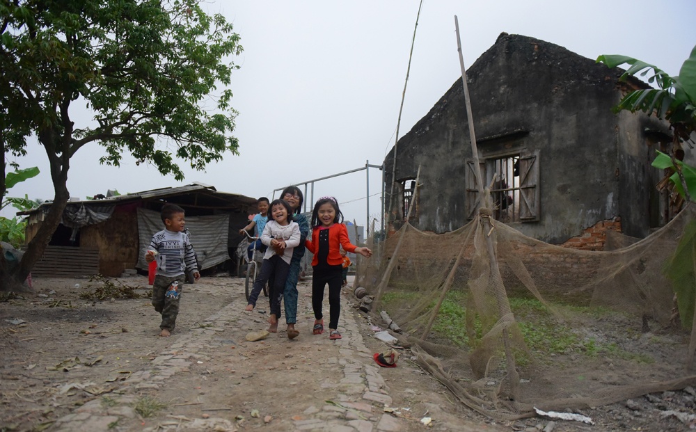 vo mat khi dang mang thai con thu 9 ong bo mot minh nuoi 8 dua con duoi mai nha cu nat