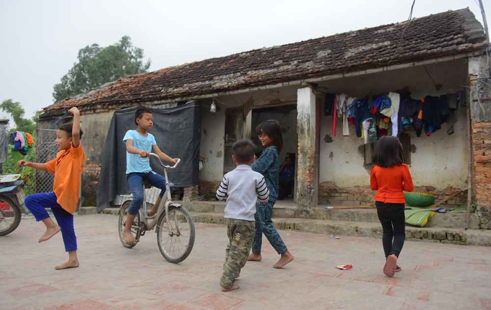 vo mat khi dang mang thai con thu 9 ong bo mot minh nuoi 8 dua con duoi mai nha cu nat