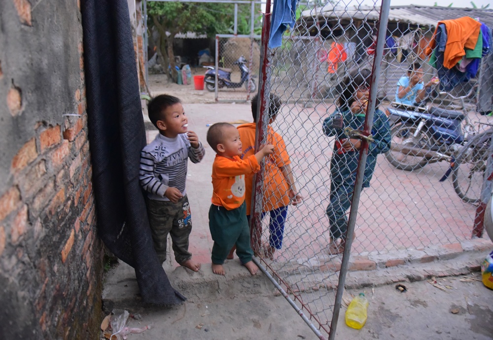 vo mat khi dang mang thai con thu 9 ong bo mot minh nuoi 8 dua con duoi mai nha cu nat