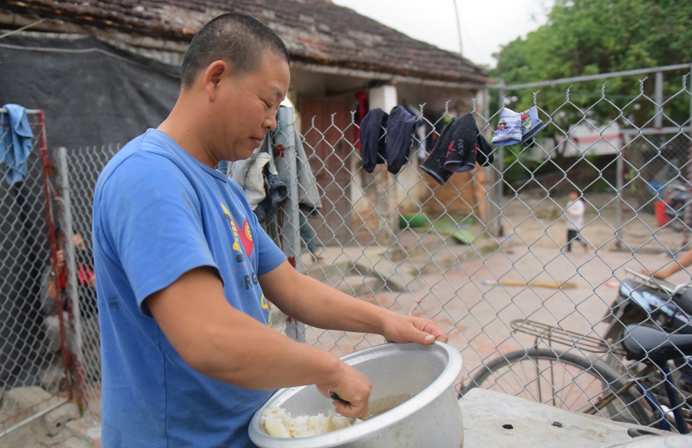 vo mat khi dang mang thai con thu 9 ong bo mot minh nuoi 8 dua con duoi mai nha cu nat
