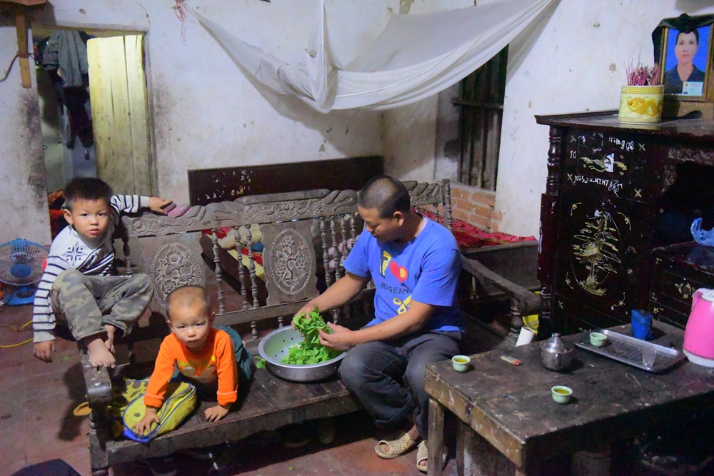 vo mat khi dang mang thai con thu 9 ong bo mot minh nuoi 8 dua con duoi mai nha cu nat