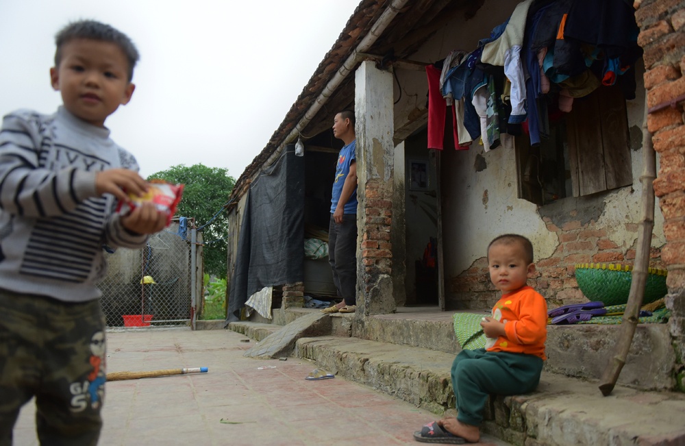 vo mat khi dang mang thai con thu 9 ong bo mot minh nuoi 8 dua con duoi mai nha cu nat