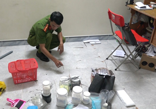 tu che phao hoa hoc sinh lop 10 suyt gap hoa