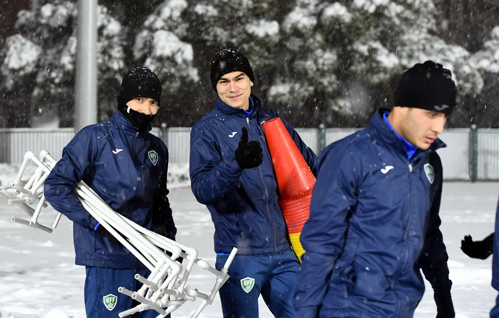 u23 uzbekistan hao hung tap duoi tuyet viet nam ren quan trong nha