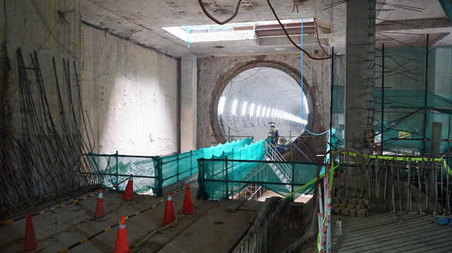Cận cảnh bên trong đường hầm tuyến Metro đầu tiên của TPHCM can canh ben trong duong ham tuyen metro dau tien cua tphcm
