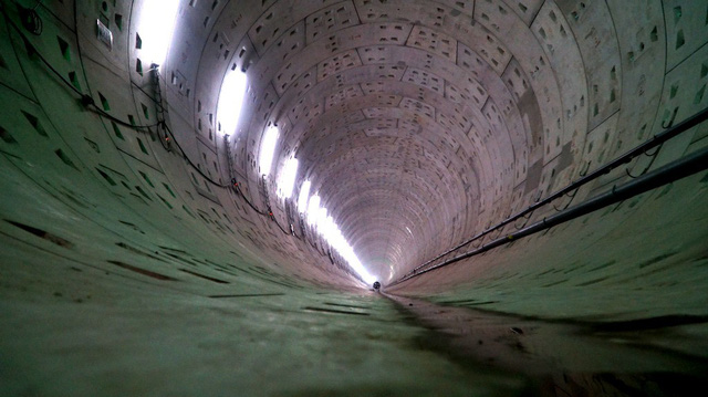 Cận cảnh bên trong đường hầm tuyến Metro đầu tiên của TPHCM can canh ben trong duong ham tuyen metro dau tien cua tphcm