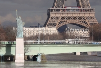 hinh anh dan phap cheo thuyen giua duong pho paris vi lut loi