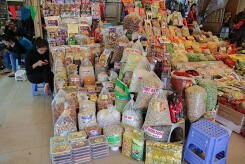 Tràn lan bánh kẹo Tết '3 không' và thực phẩm quê không rõ nguồn gốc