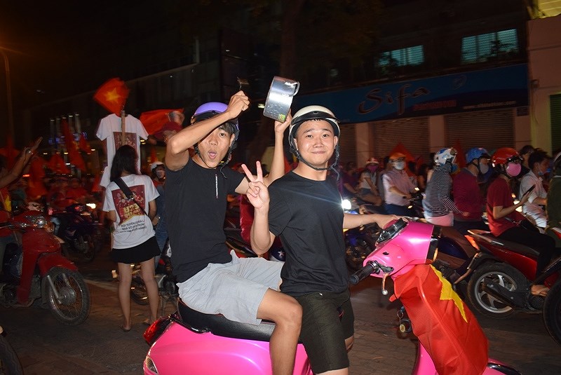 bi dung xe van cuoi vi nguoi dung ho viet nam vo dich