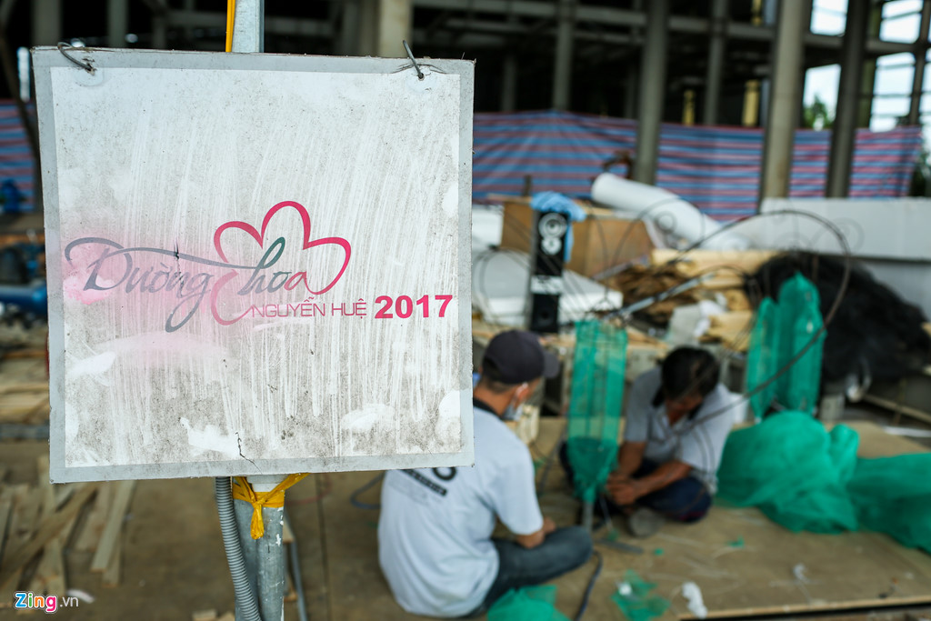 ben trong xuong thi cong duong hoa nguyen hue o sa dec