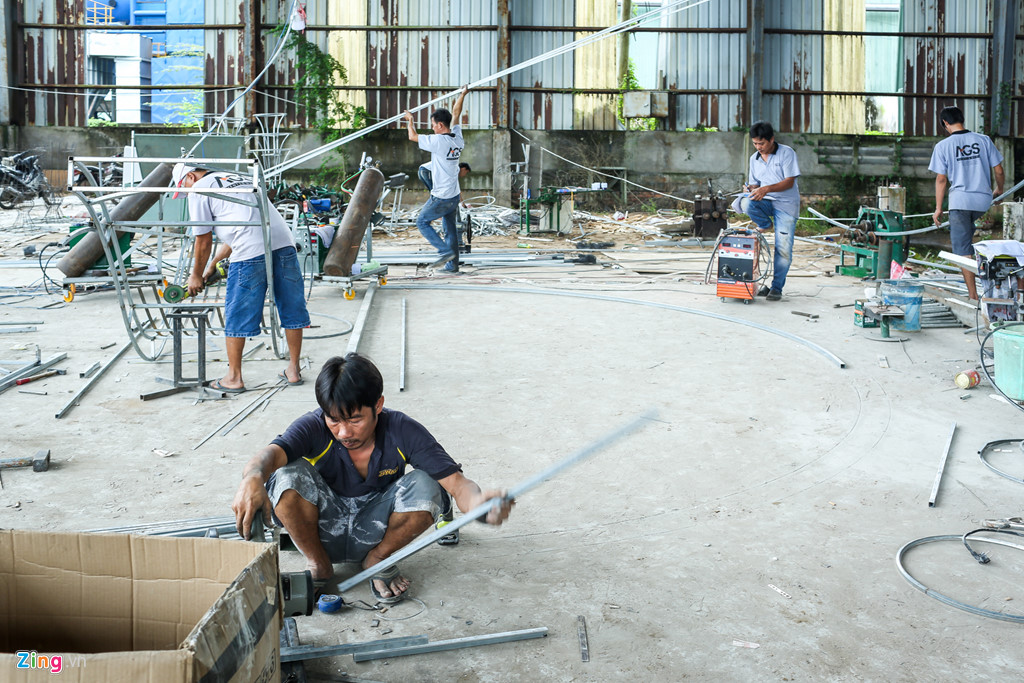 ben trong xuong thi cong duong hoa nguyen hue o sa dec