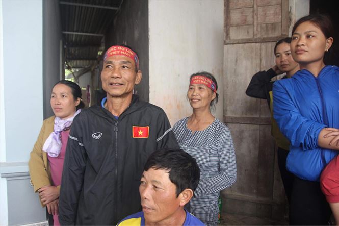 bo me cua cau thu nguoi ra ha noi don nguoi doi cho
