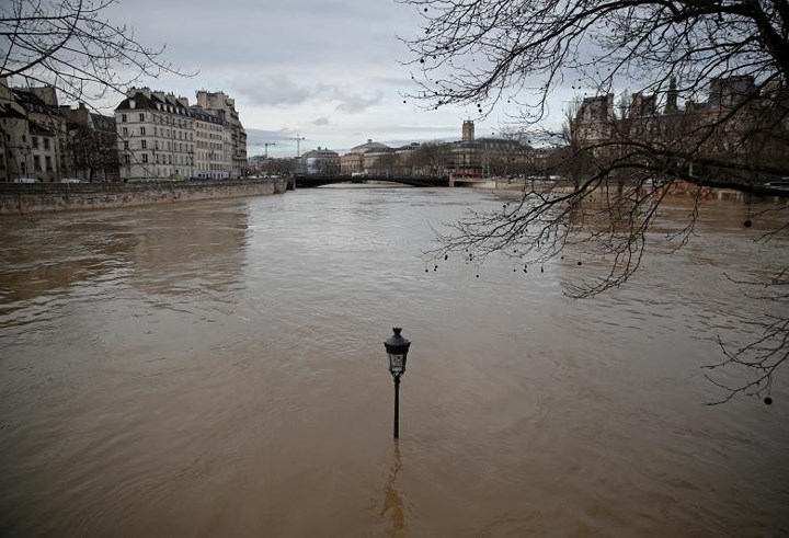 hinh anh dan phap cheo thuyen giua duong pho paris vi lut loi