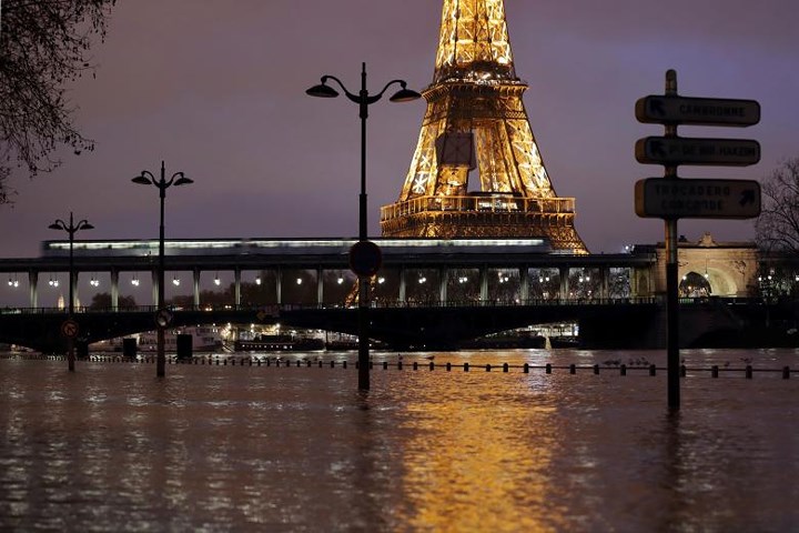 hinh anh dan phap cheo thuyen giua duong pho paris vi lut loi