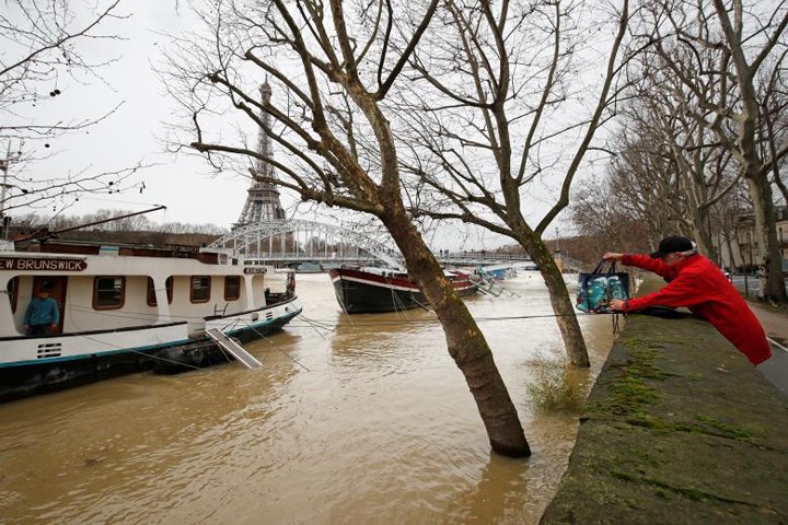 hinh anh dan phap cheo thuyen giua duong pho paris vi lut loi