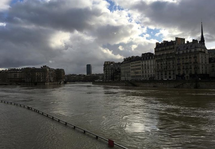 hinh anh dan phap cheo thuyen giua duong pho paris vi lut loi