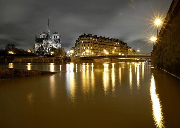 hinh anh dan phap cheo thuyen giua duong pho paris vi lut loi