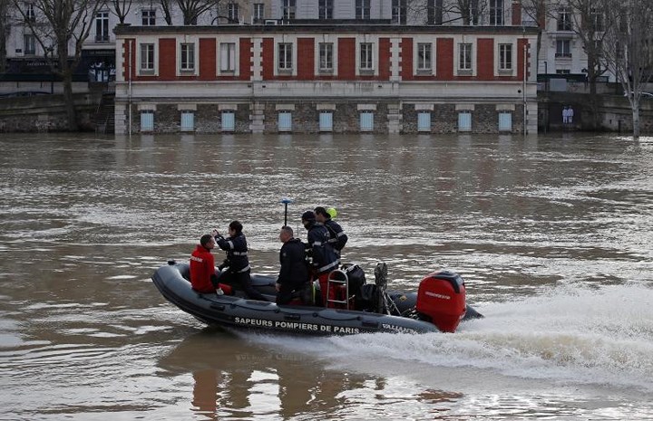 hinh anh dan phap cheo thuyen giua duong pho paris vi lut loi